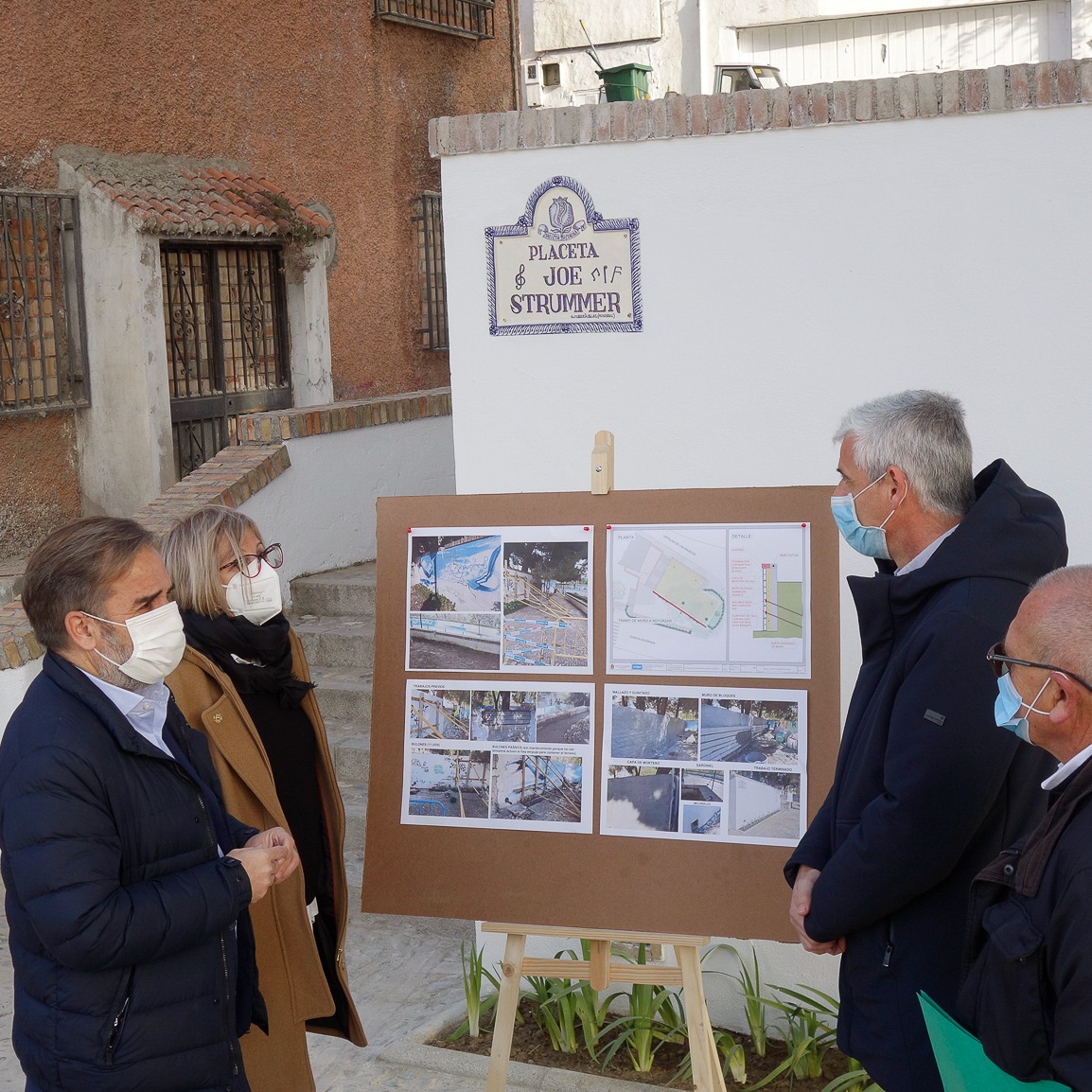 ©Ayto.Granada: EL AYUNTAMIENTO RECUPERA DEL ABANDONO LA PLAZA DE JOE STRUMMER PARA DISFRUTE DE LOS VECINOS Y DE LOS SEGUIDORES DEL MTICO LDER DE LA BANDA BRITNICA THE CLASH 